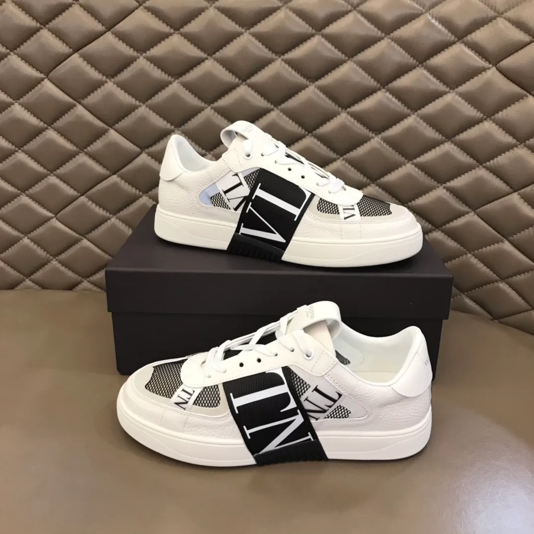 p440 "Valentin*" new spring and summer calfskin lace-up sneakers. No man should be able to refuse these shoes. The classic color scheme is so handsome! Purchase a high-precision replica of the original version to instantly sell off the market currency! 6 VLTN logo rubber effect straps - Valentino Garavani Logo printed on the back and tongue, all materials are customized to ensure quality! Size: 38-44